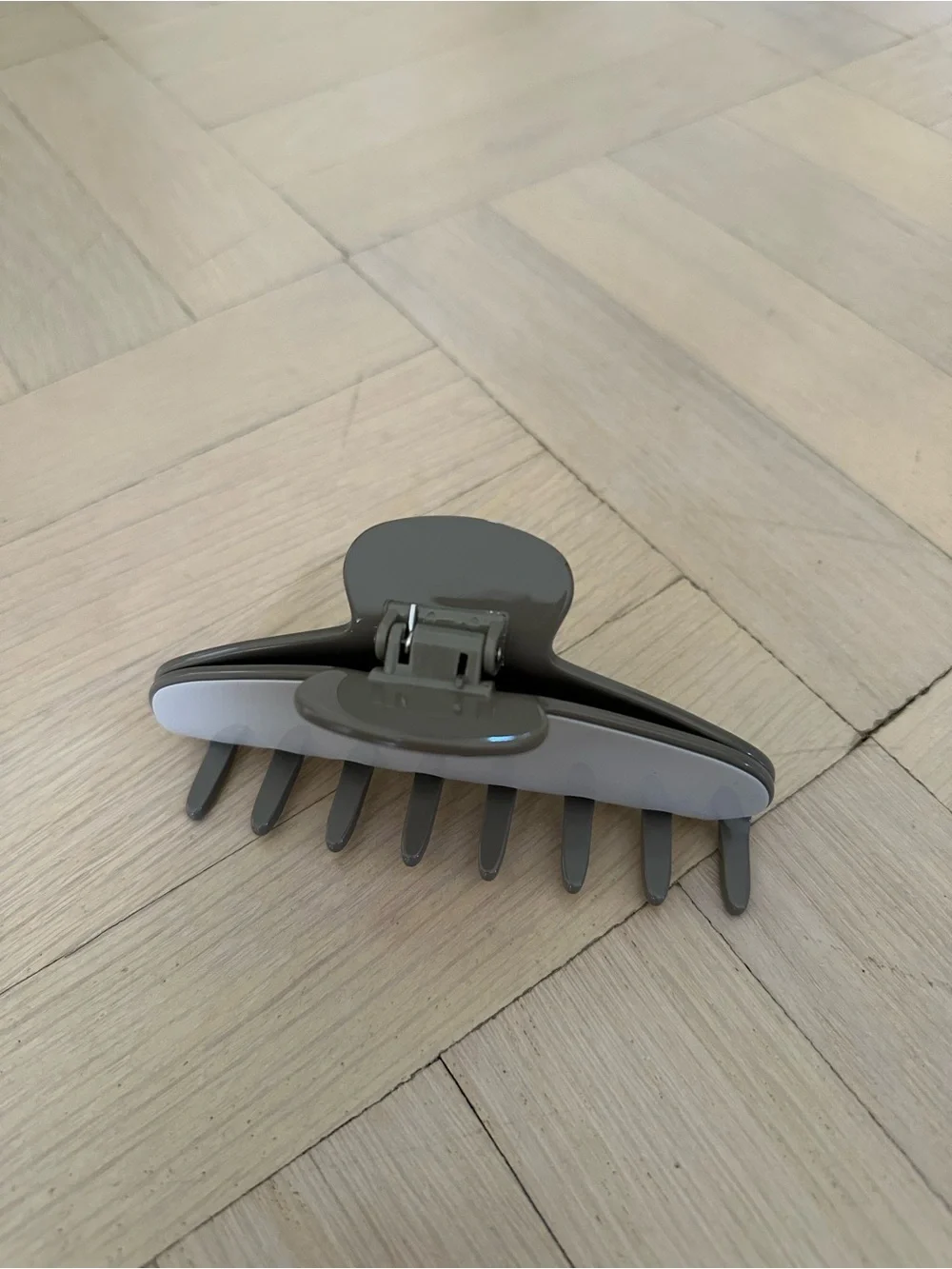 Alo Yoga Outline Claw Clip Grey White Taupe Like New